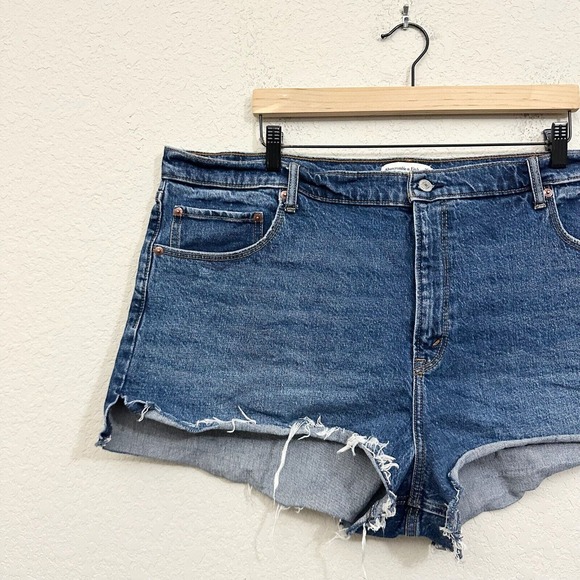 ABERCROMBIE & FITCH Cut-Off High-Rise The Mom Jean Short in Blue - Picture 2 of 8
